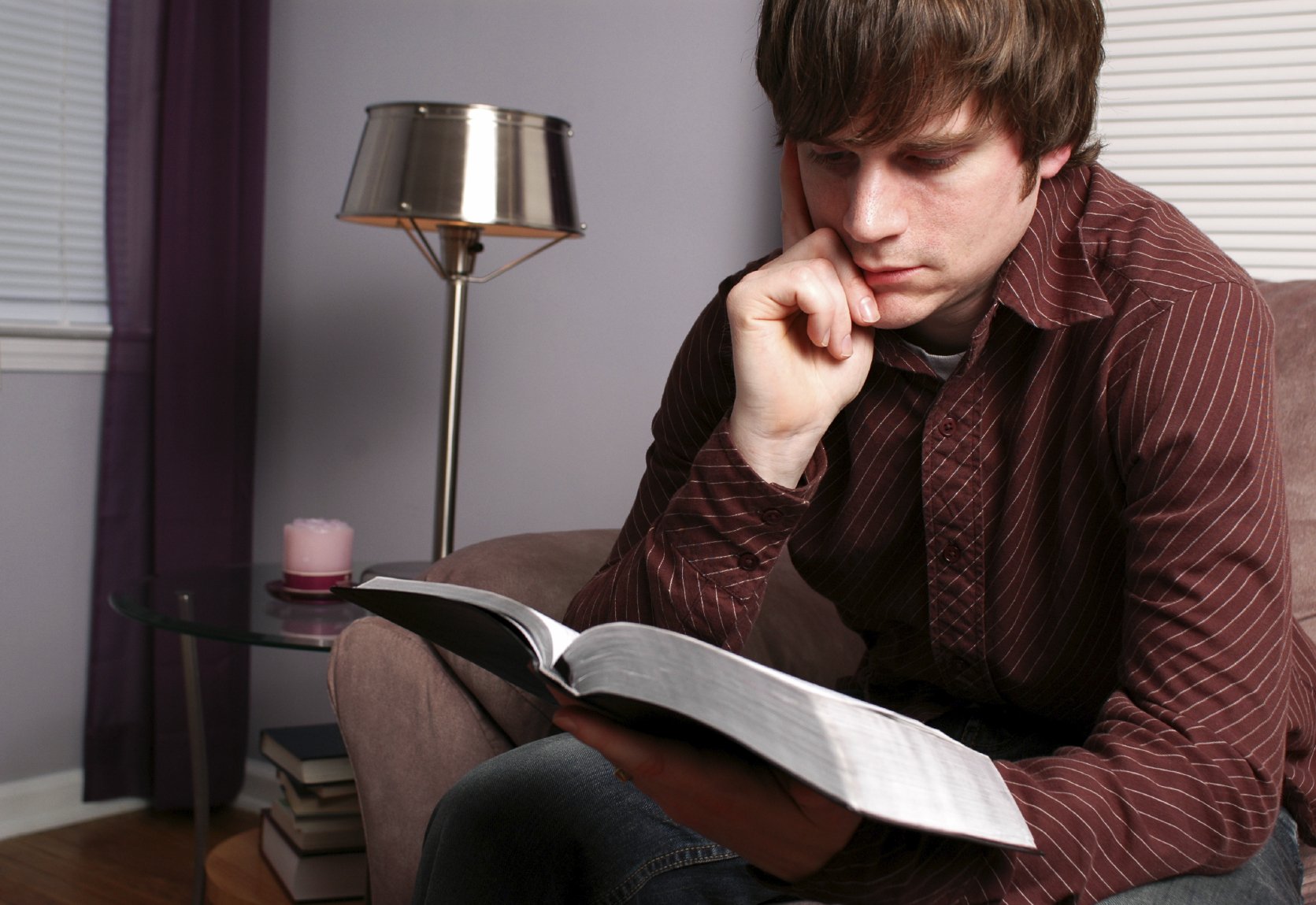 Читать приличный. Человек читает Библию. Задумчивый парень. Юноша и Библия. Мужчина с Библией.