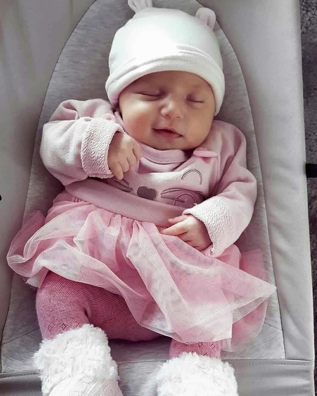 Младенец девочка со спины