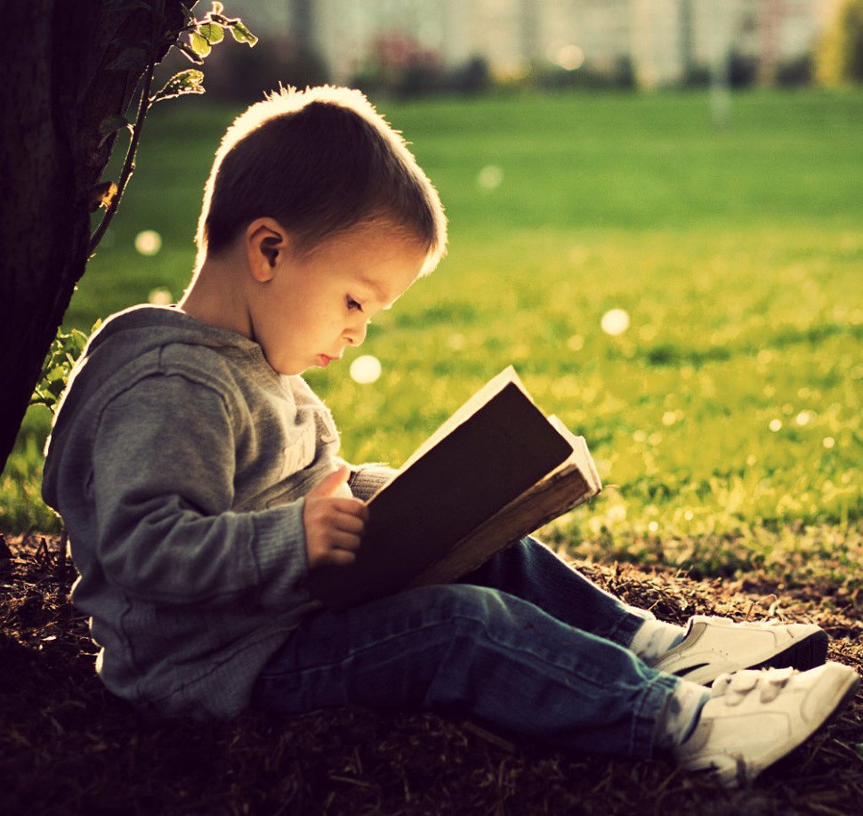 Девушка с книгой в руках