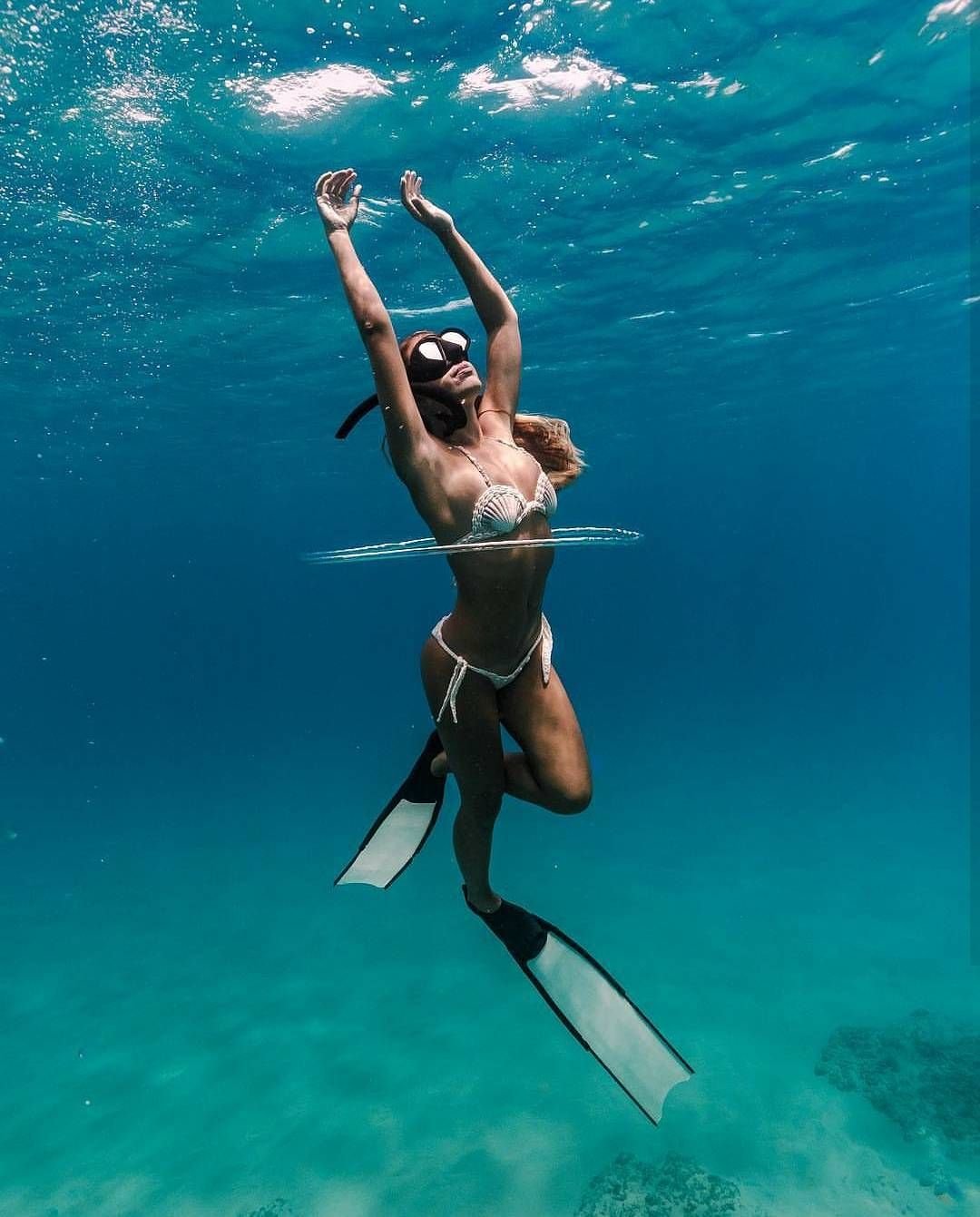 Карли Клосс в акваланге