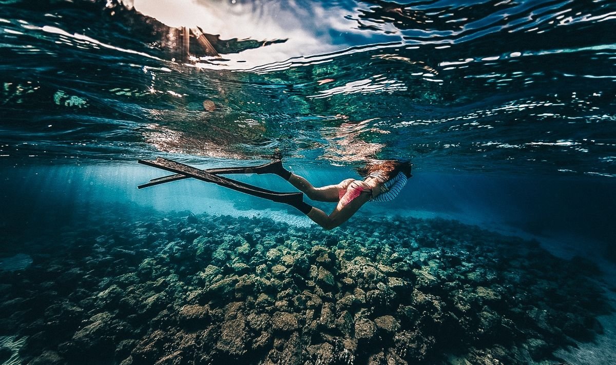 Плавать в море