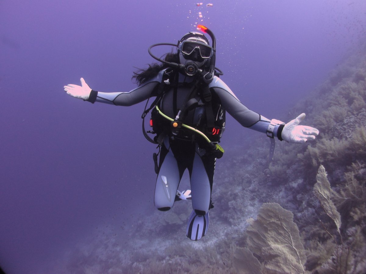 Девушка в акваланге
