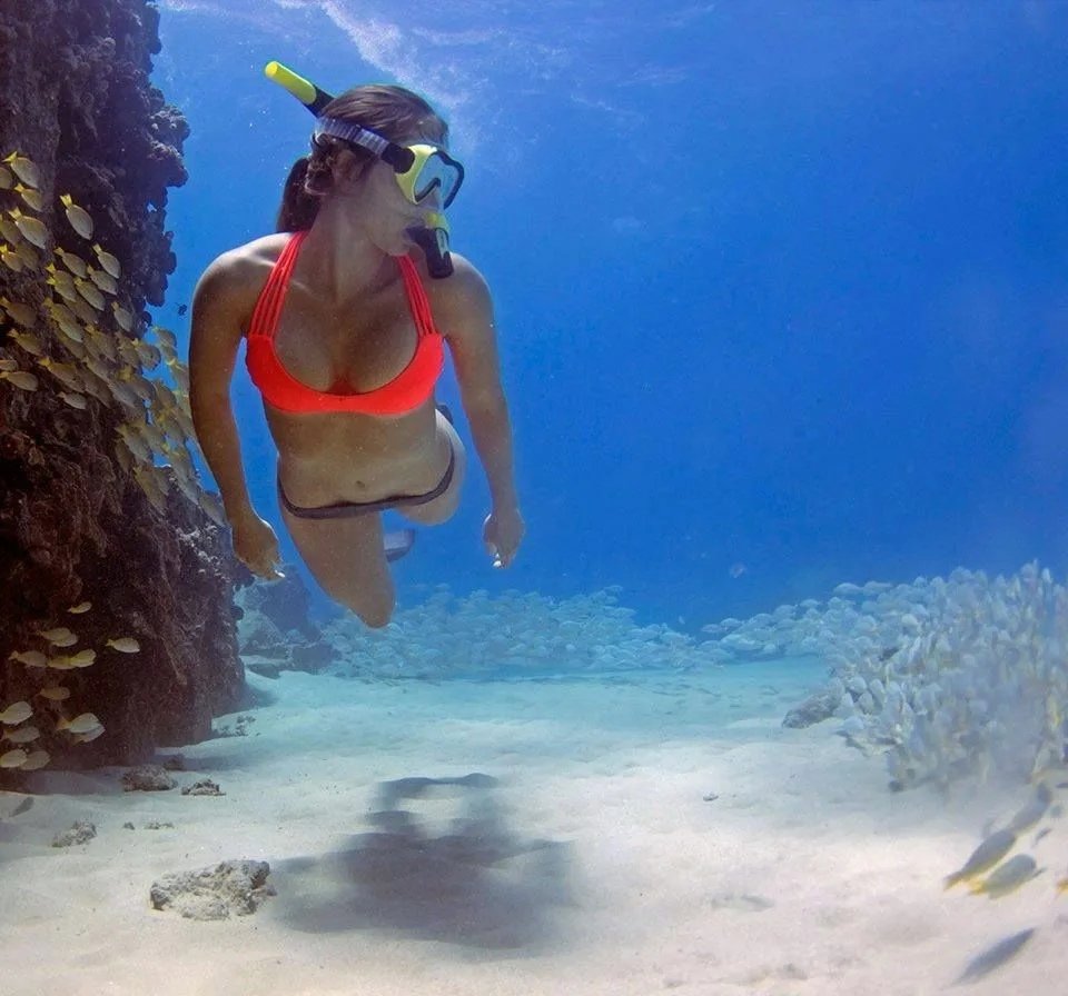 Девушка в акваланге