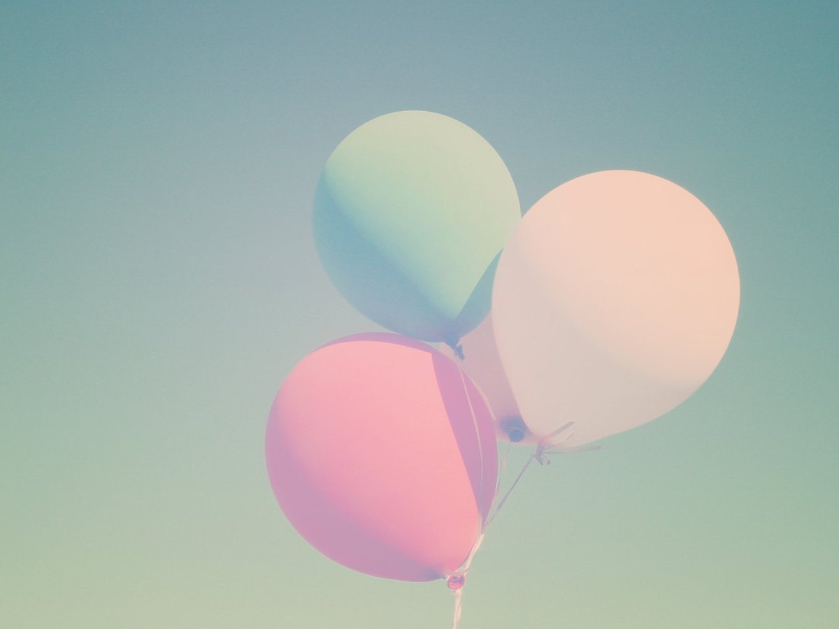 Розовые шары в небе