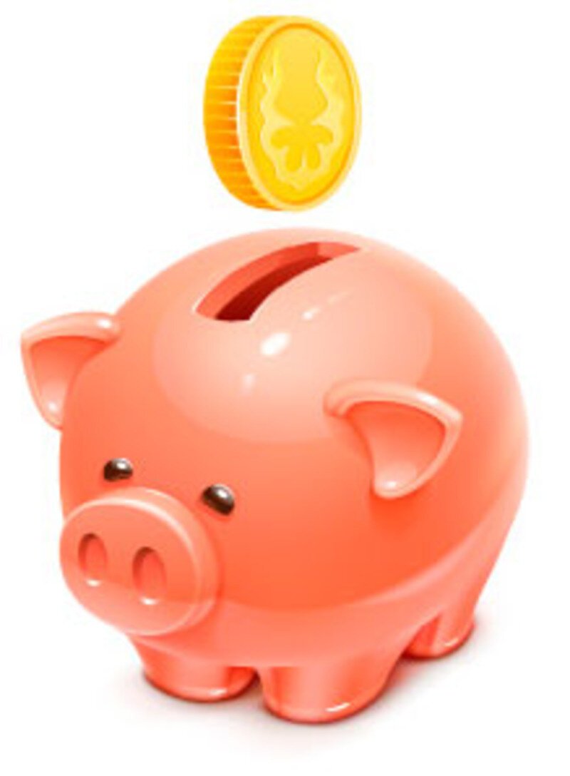 Женщина кладет деньги в копилку