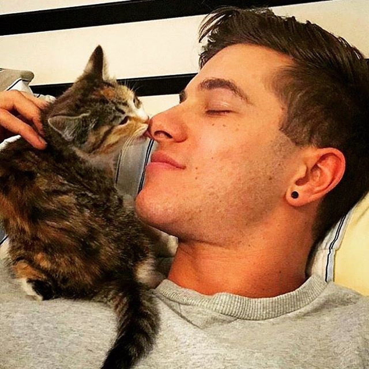 Мужчина любящие кошек. Парень с котом. Красивый парень с котом. Селфи с котом мужчина. Мужчина с котенком.