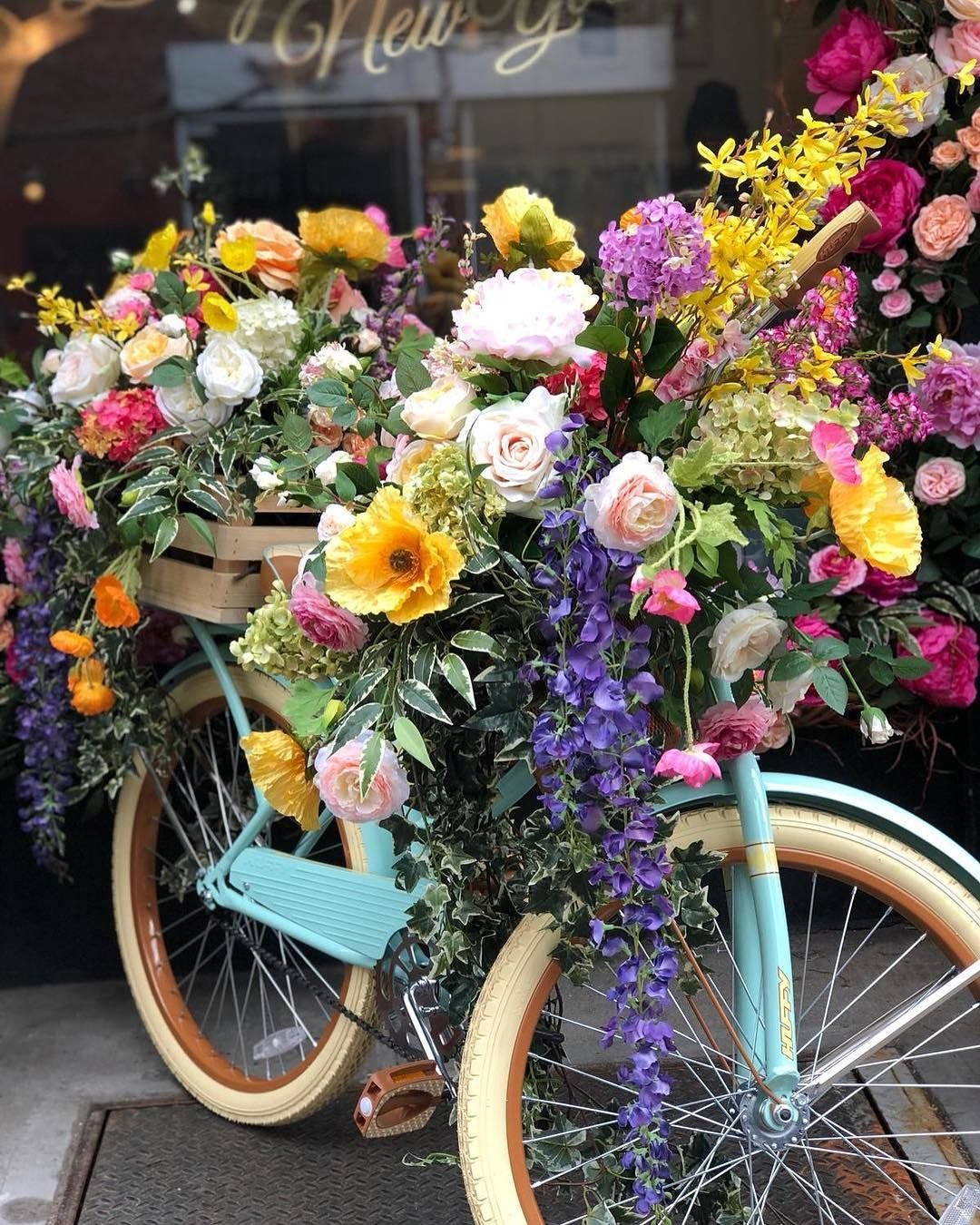 Велосипед с корзиной цветов