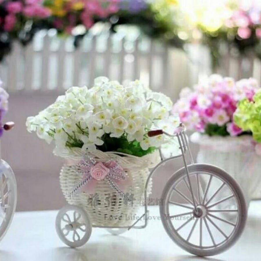 Красивый велосипед с цветами