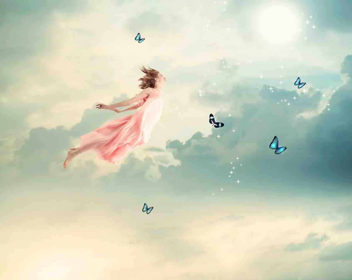 Летающая девочка