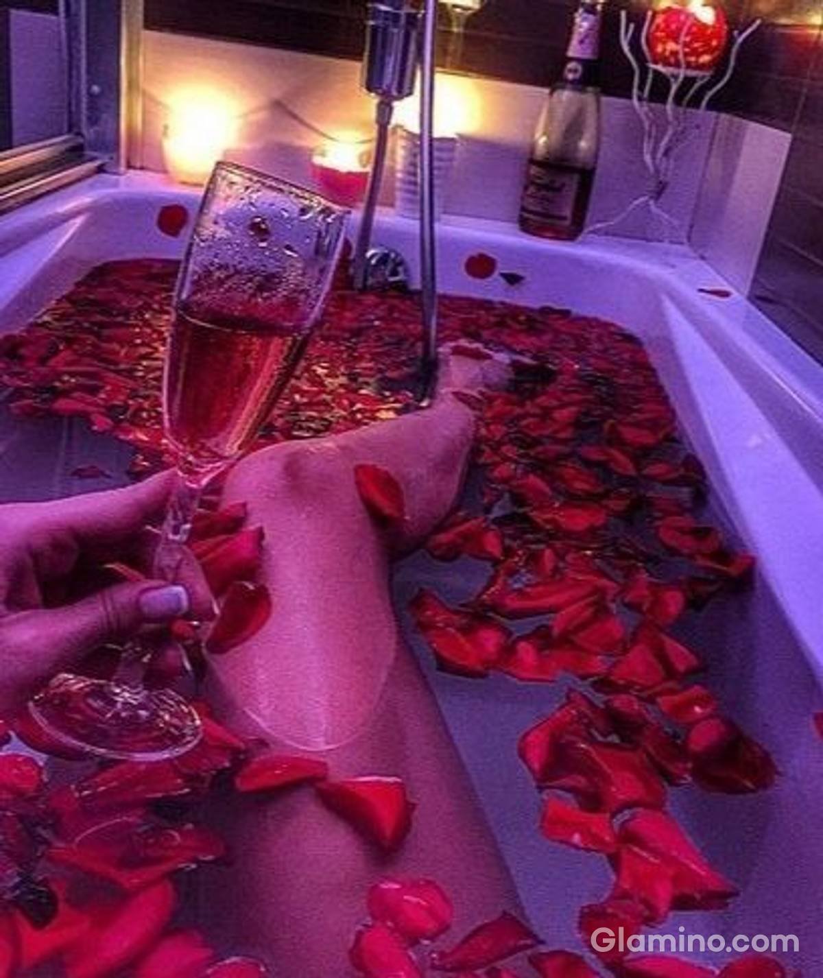 Ванная с лепестками роз и свечами