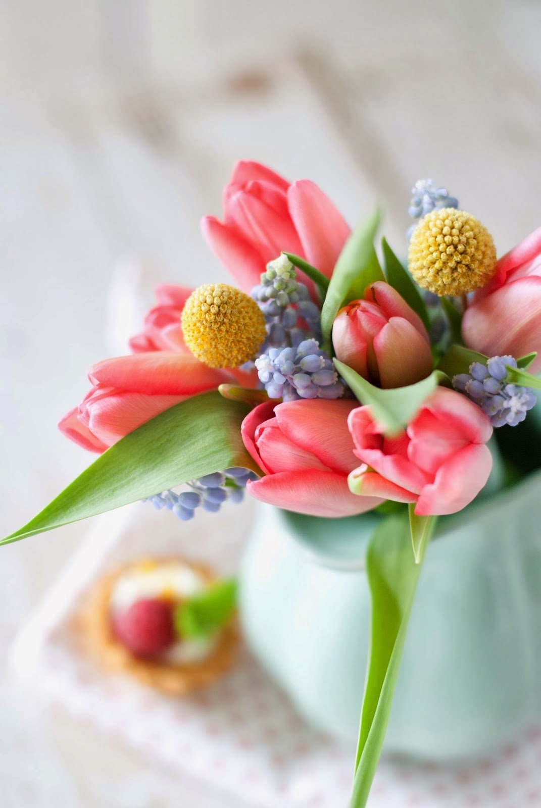 Букет Мимоз в женских руках