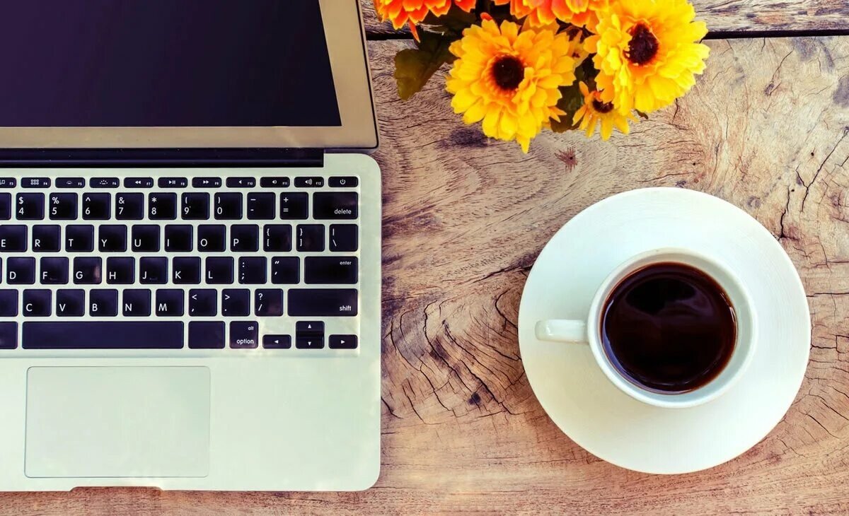 Ноутбук и чашка кофе