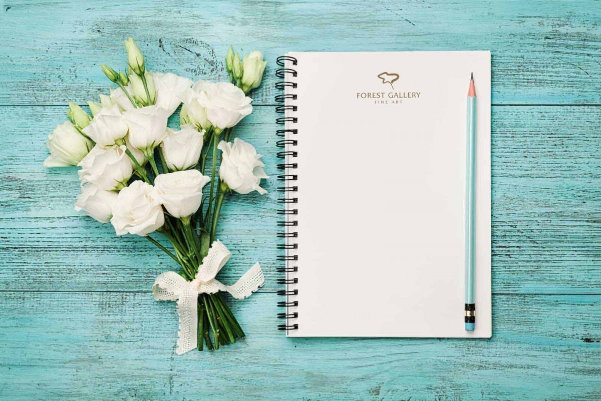 Блокнот на фоне цветов