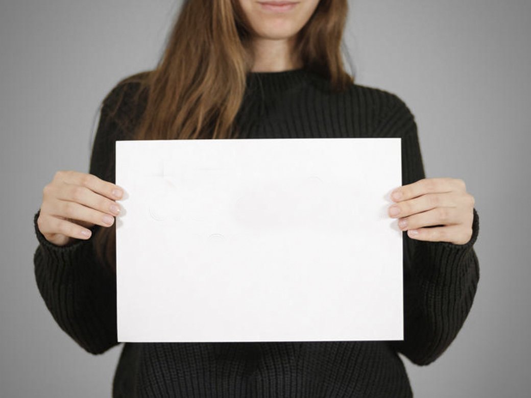 Девушка с белым листком в руках