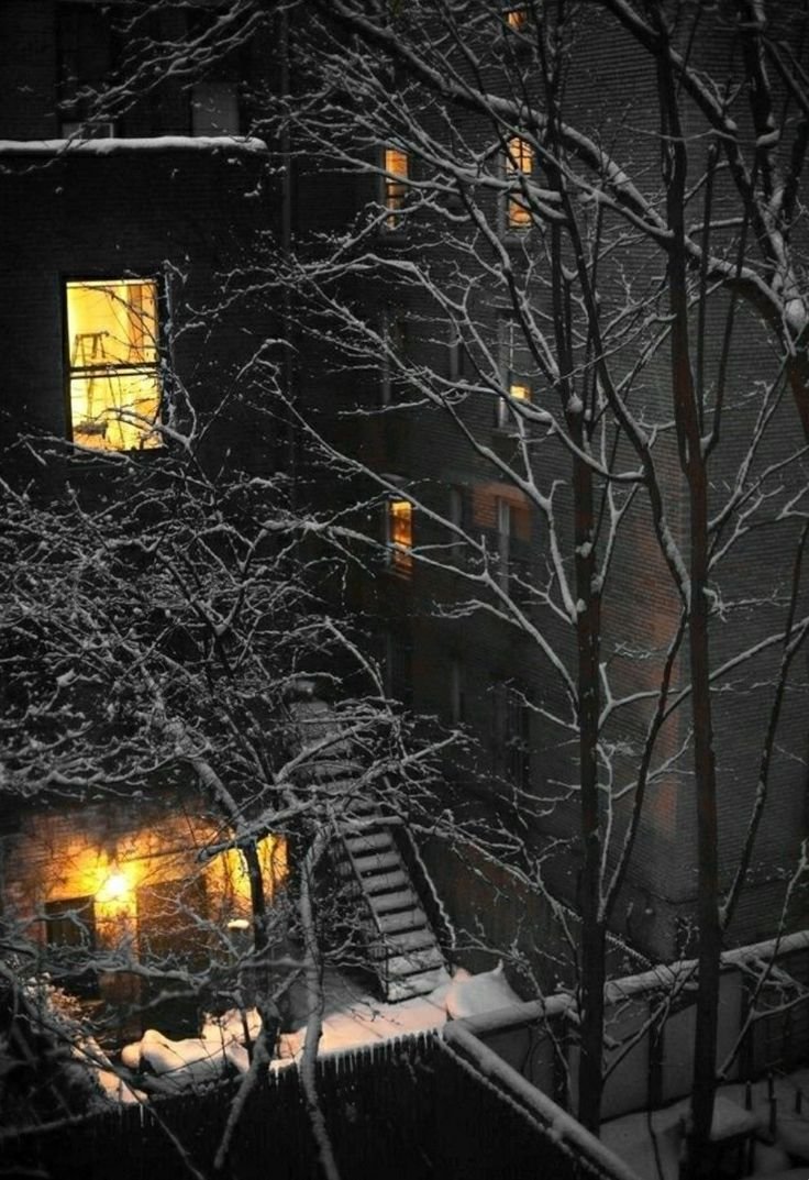 Уютный зимний вид из окна