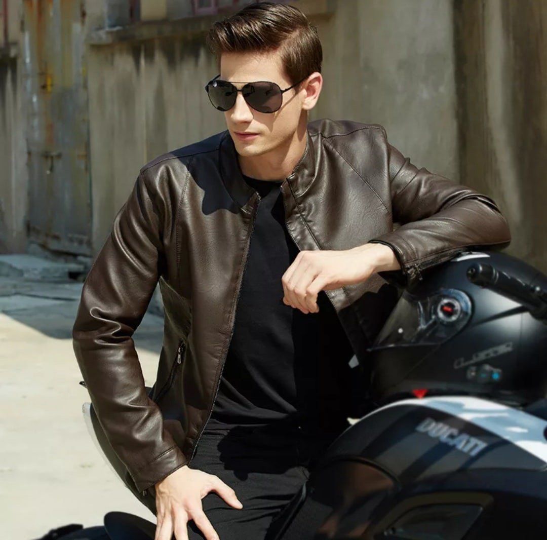 Парень в коденной куртке