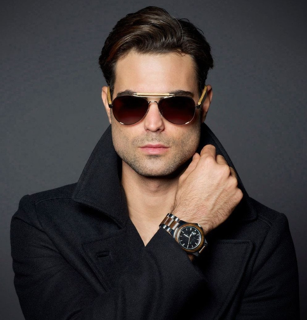 Парень в темных очках