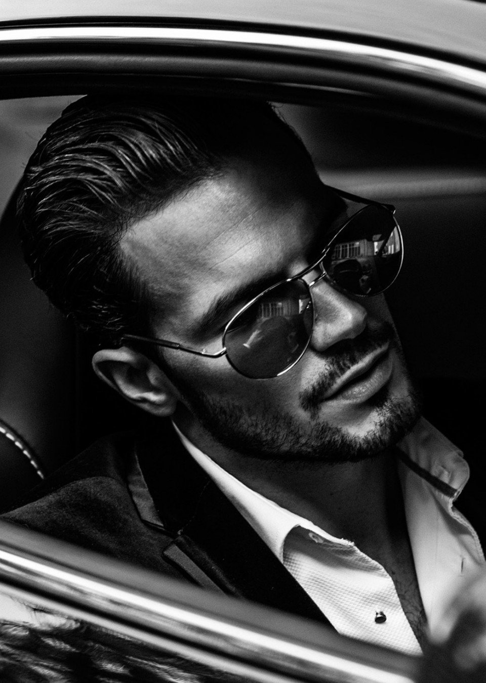 Брутальный мужчина в очках