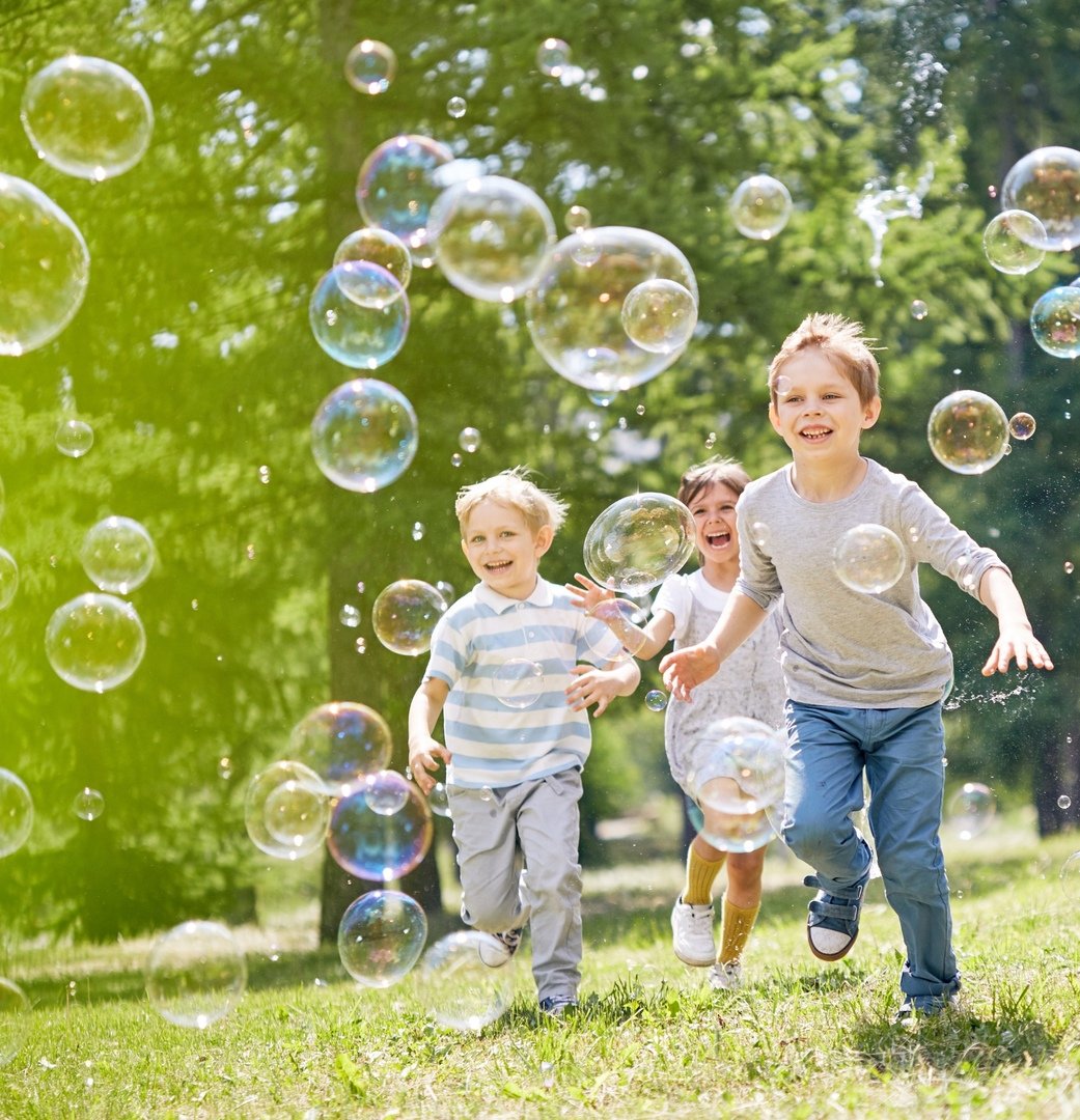 Семья мыльные пузыри