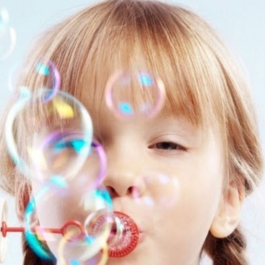 Надувает мыльные пузыри ртом