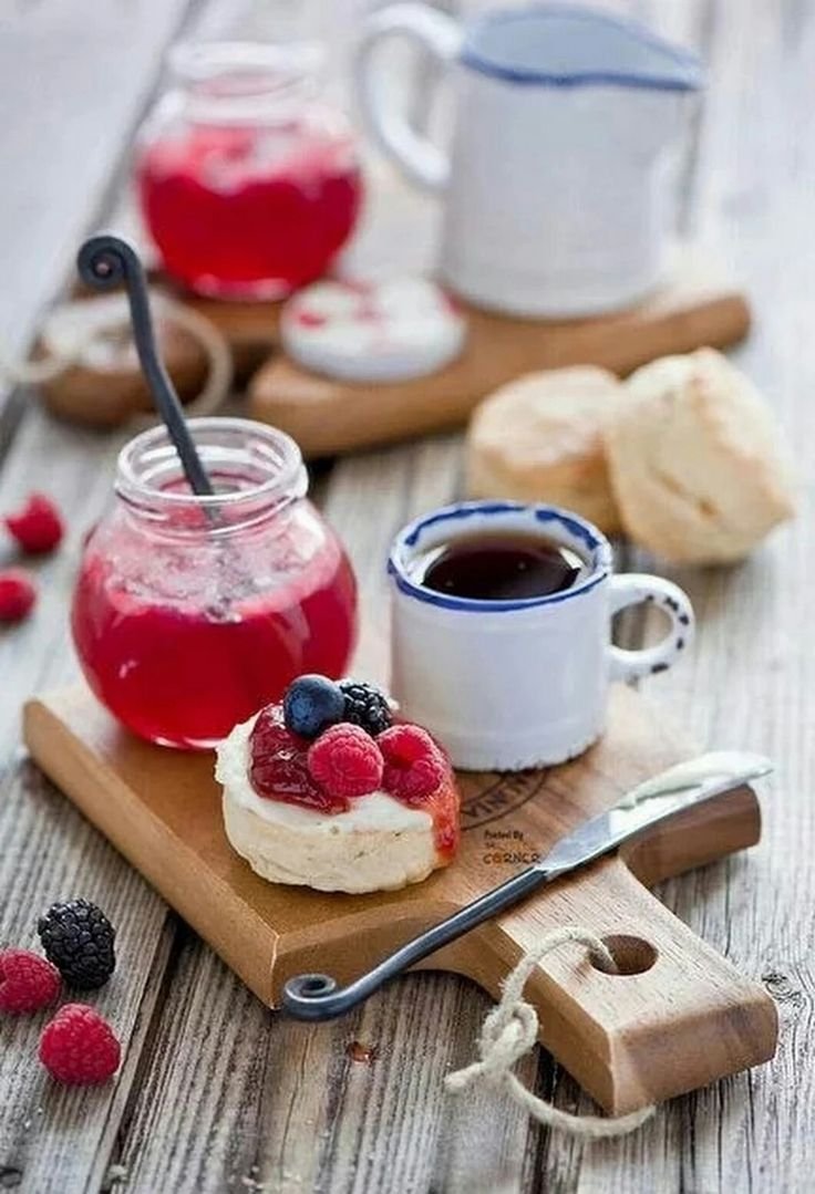 Красивые пирожные и кофе