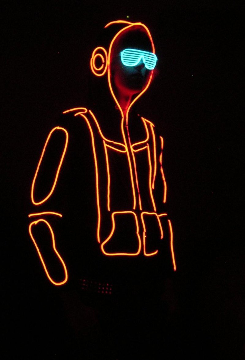 Неоновые силуэты людей