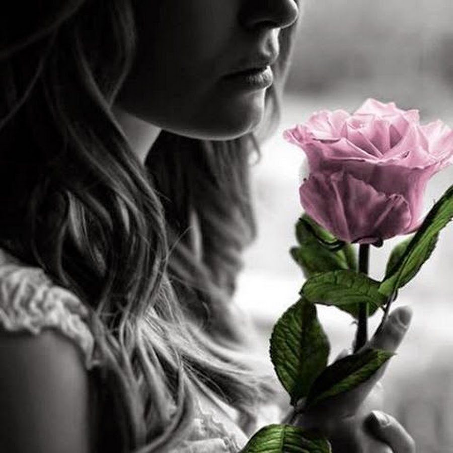 Грустная девушка с цветами