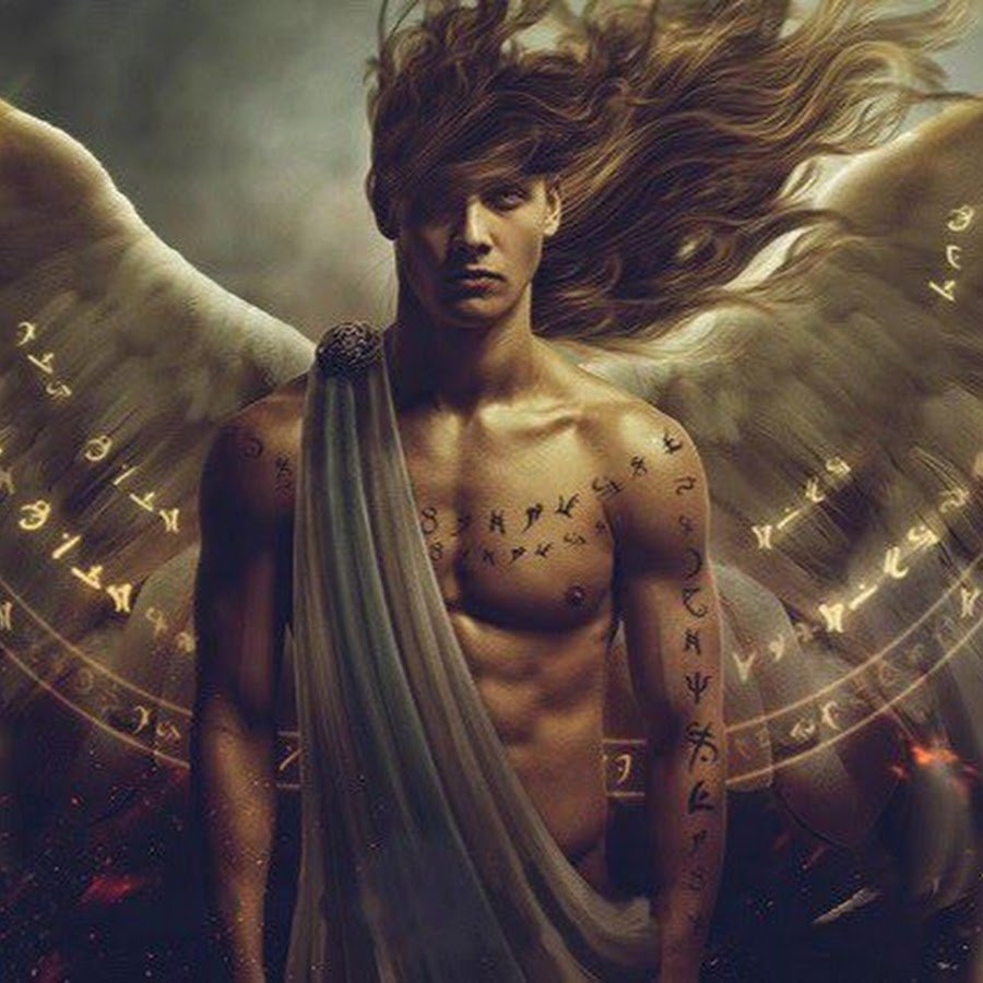 Мужчина с крыльями ангела