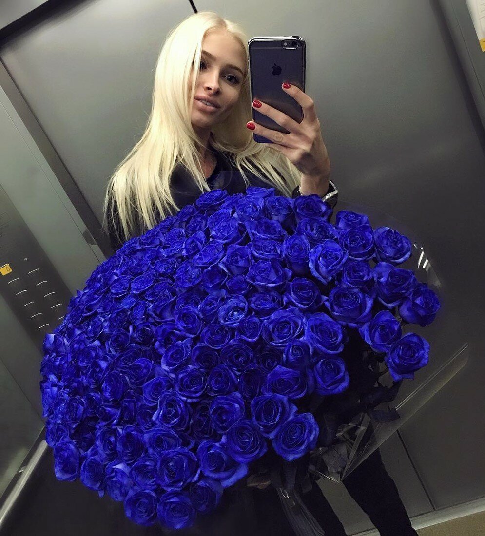 Блондинка с букетом роз