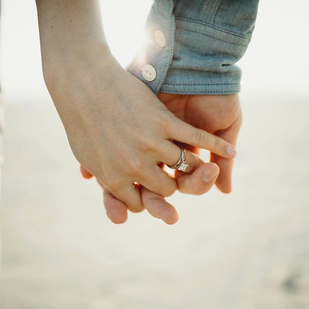 Руки парочек