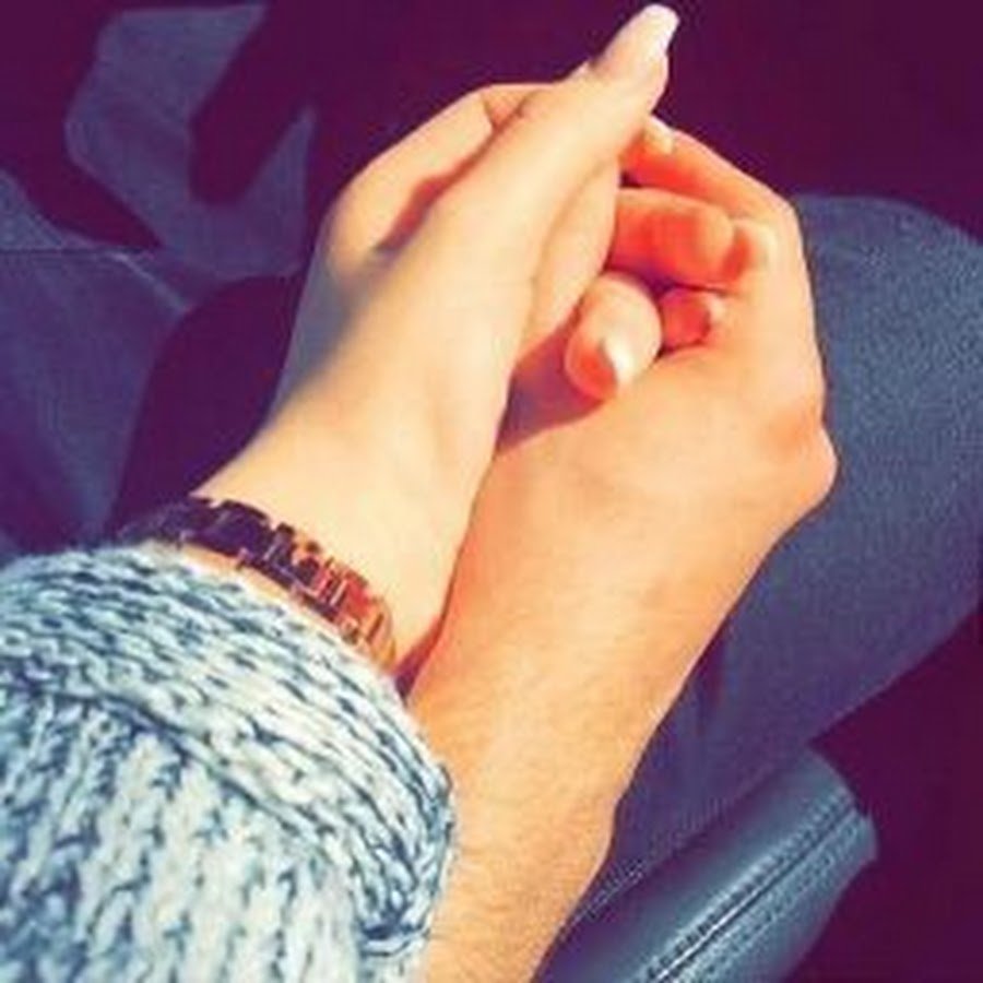 Парень с девушкой за руку