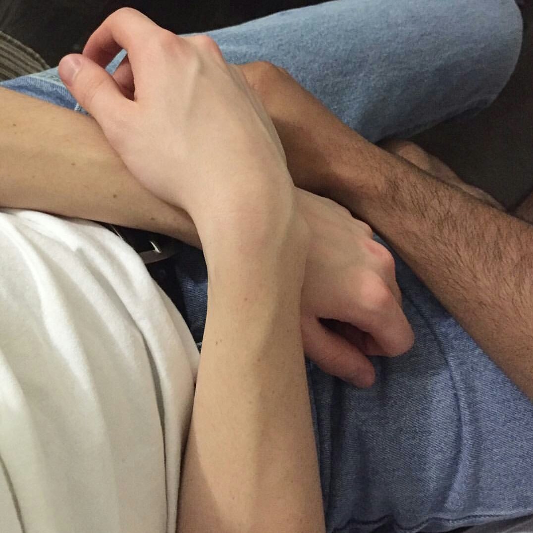 Рука парня на ноге