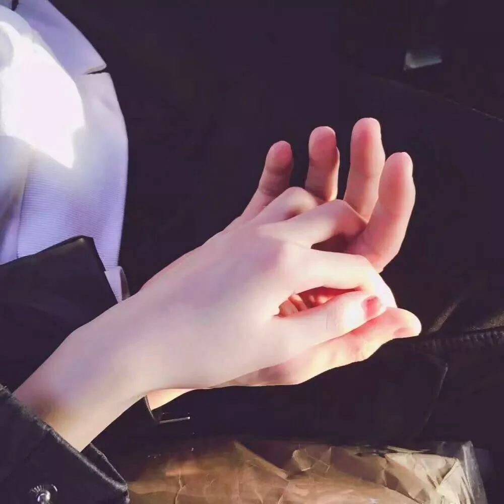 Парень и девушка держатся за руки