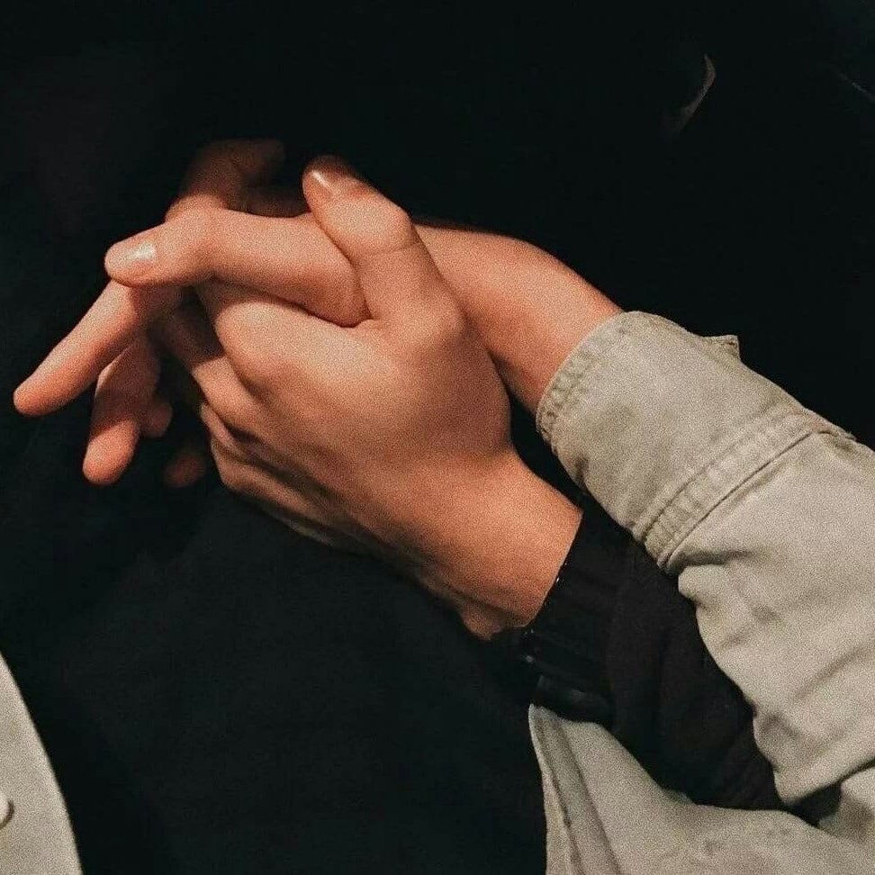 Девушка на руках у парня