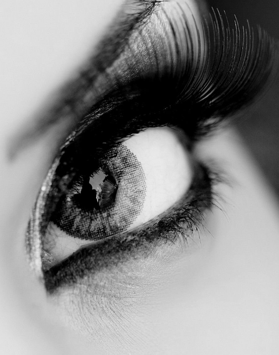 Глаз черно белый