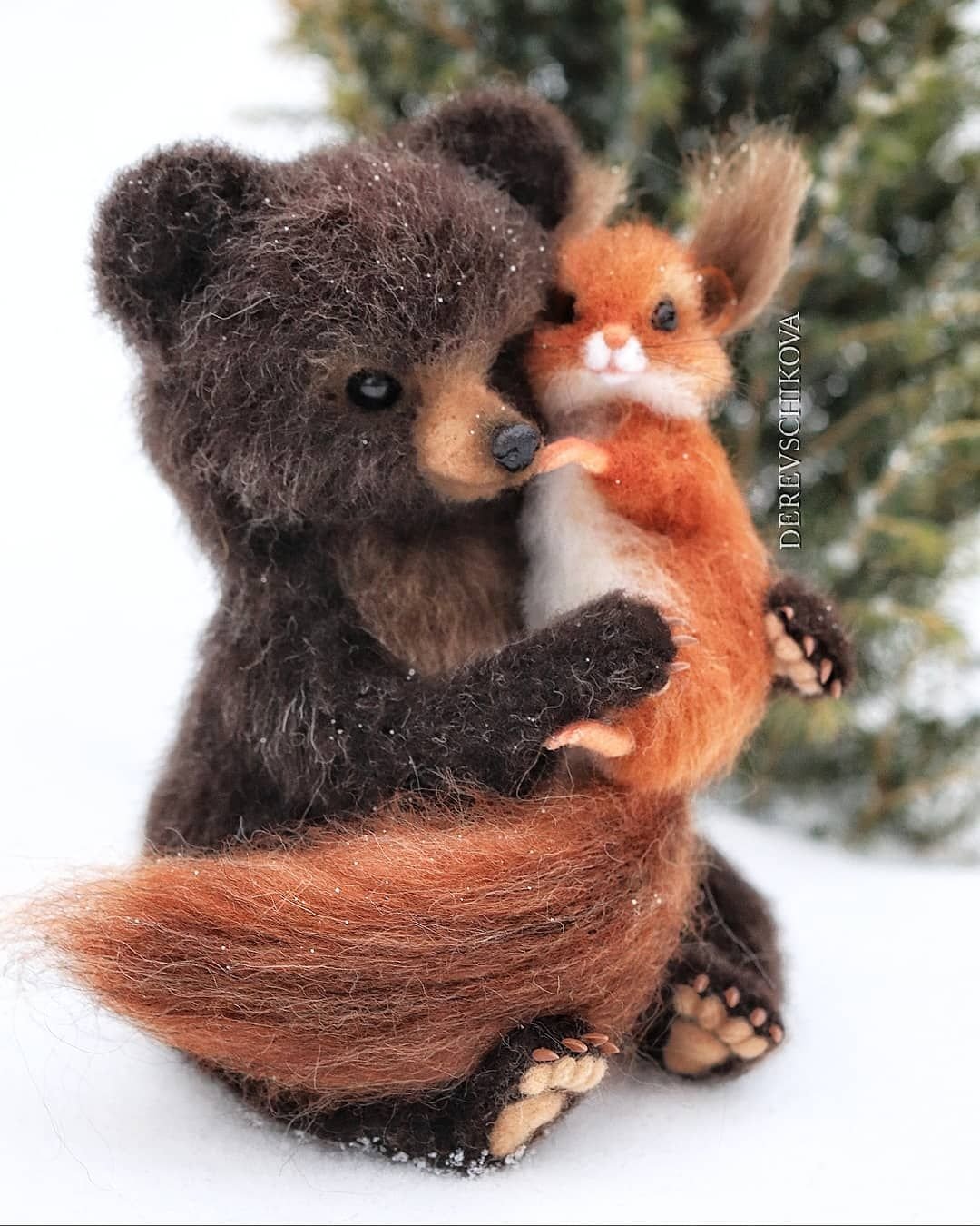 Медведь обнимает лису