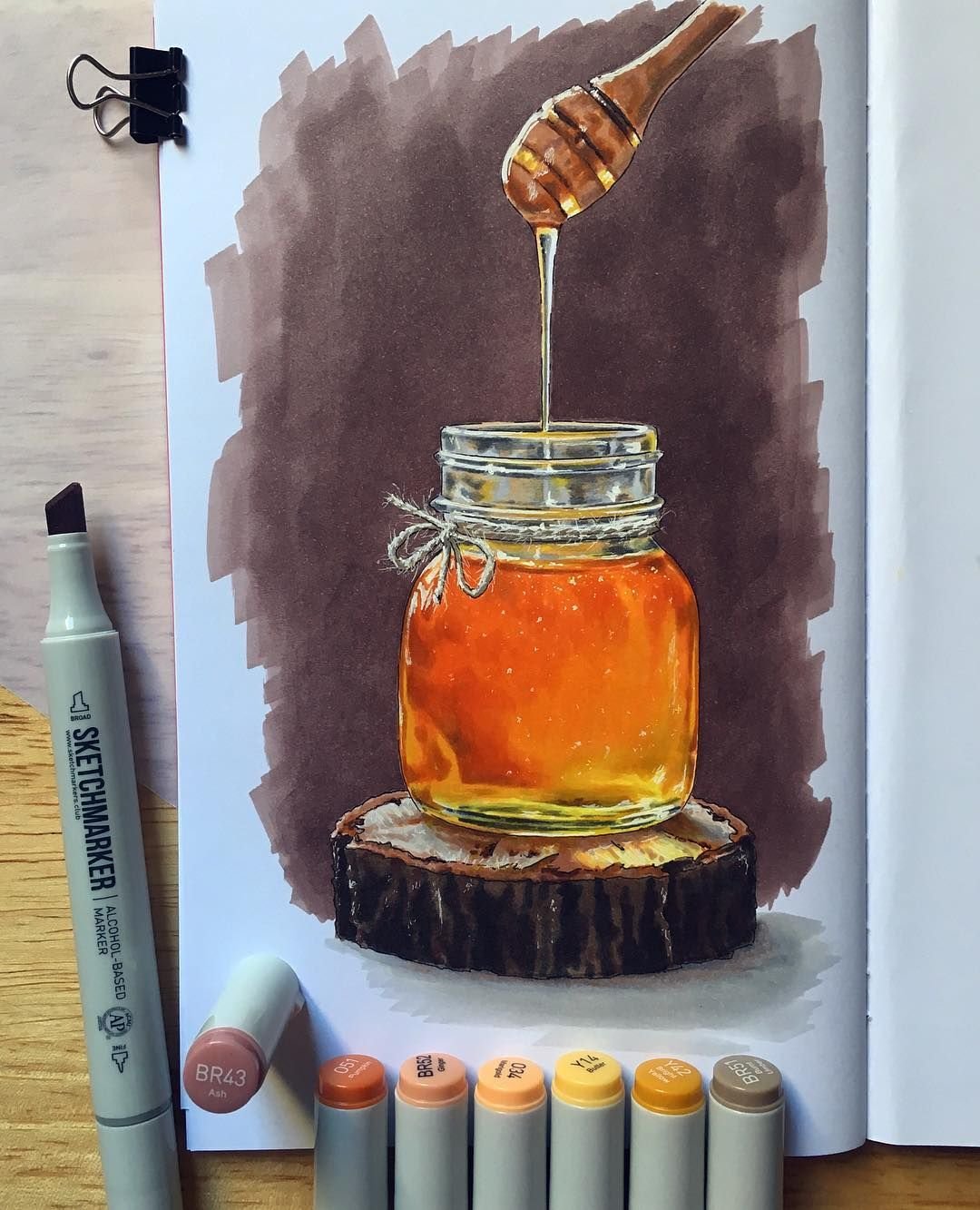 Кружка чая на деревянном столе