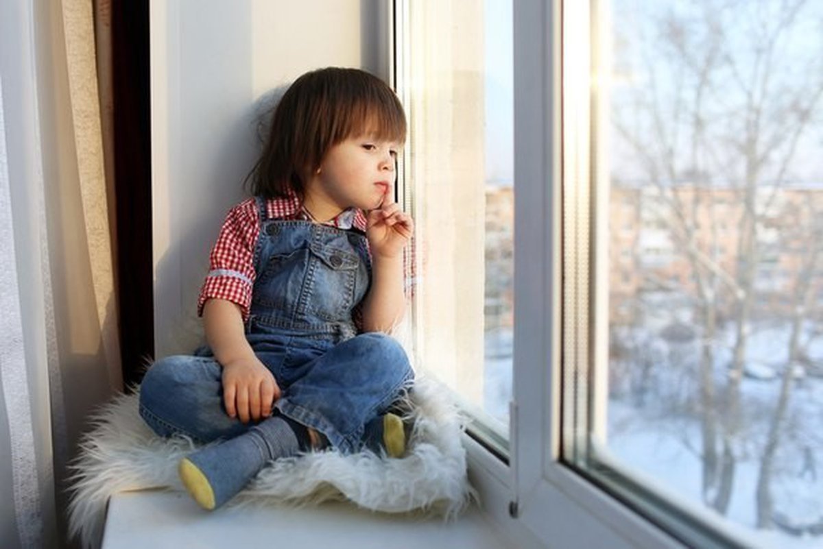 Скучаю садик. Ребенок на подоконнике. Дети ждут. Девочка сидит у окна. Грустный ребенок.