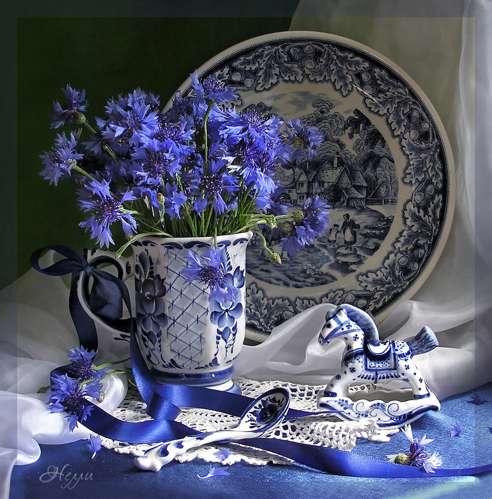 Натюрморт с гжельской посудой