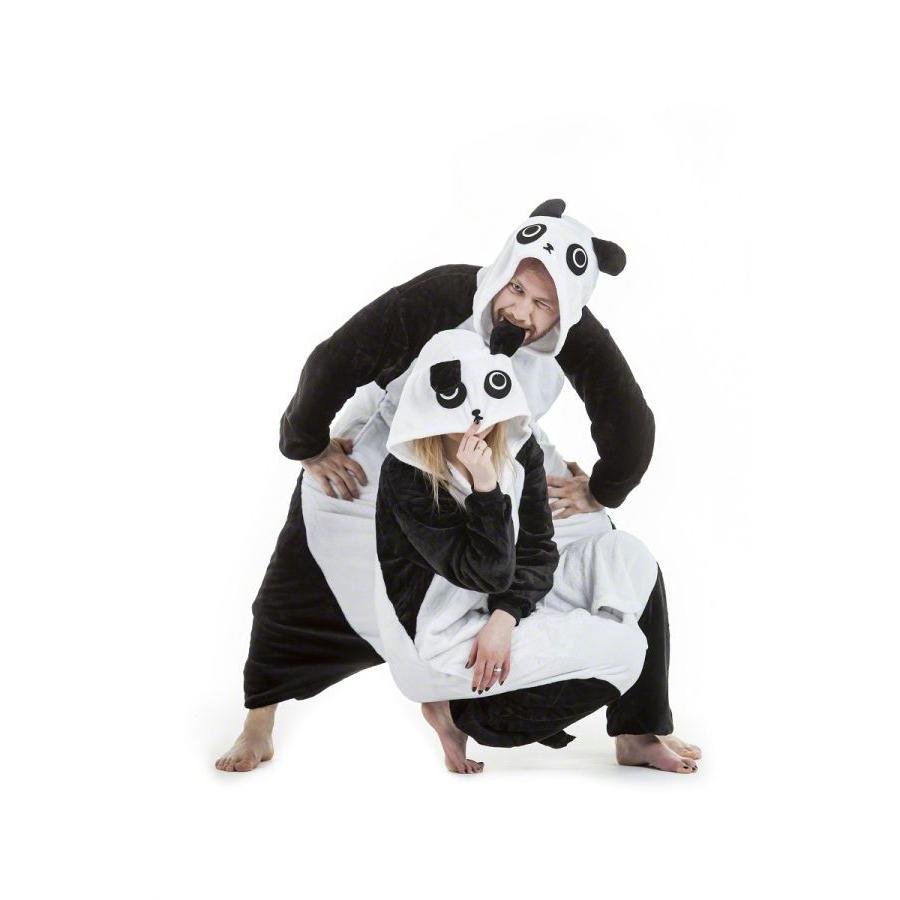 Парень в костюме панды