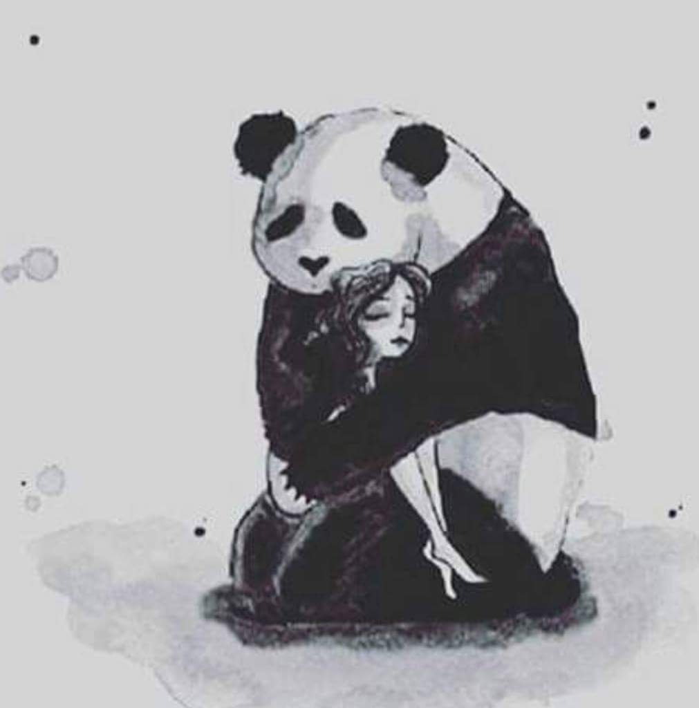 Панда обнимает девушку