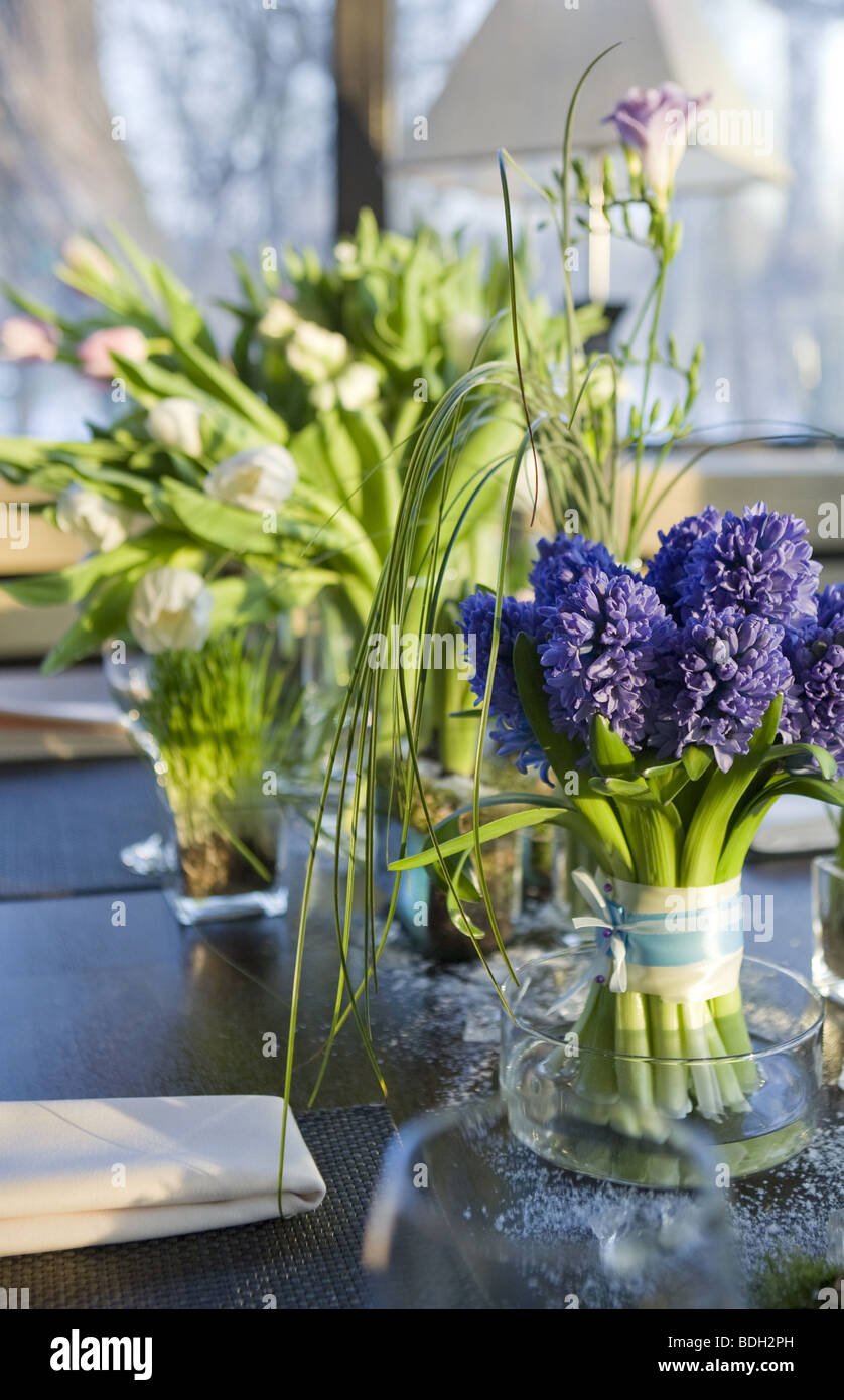 Гиацинты в стеклянной вазе