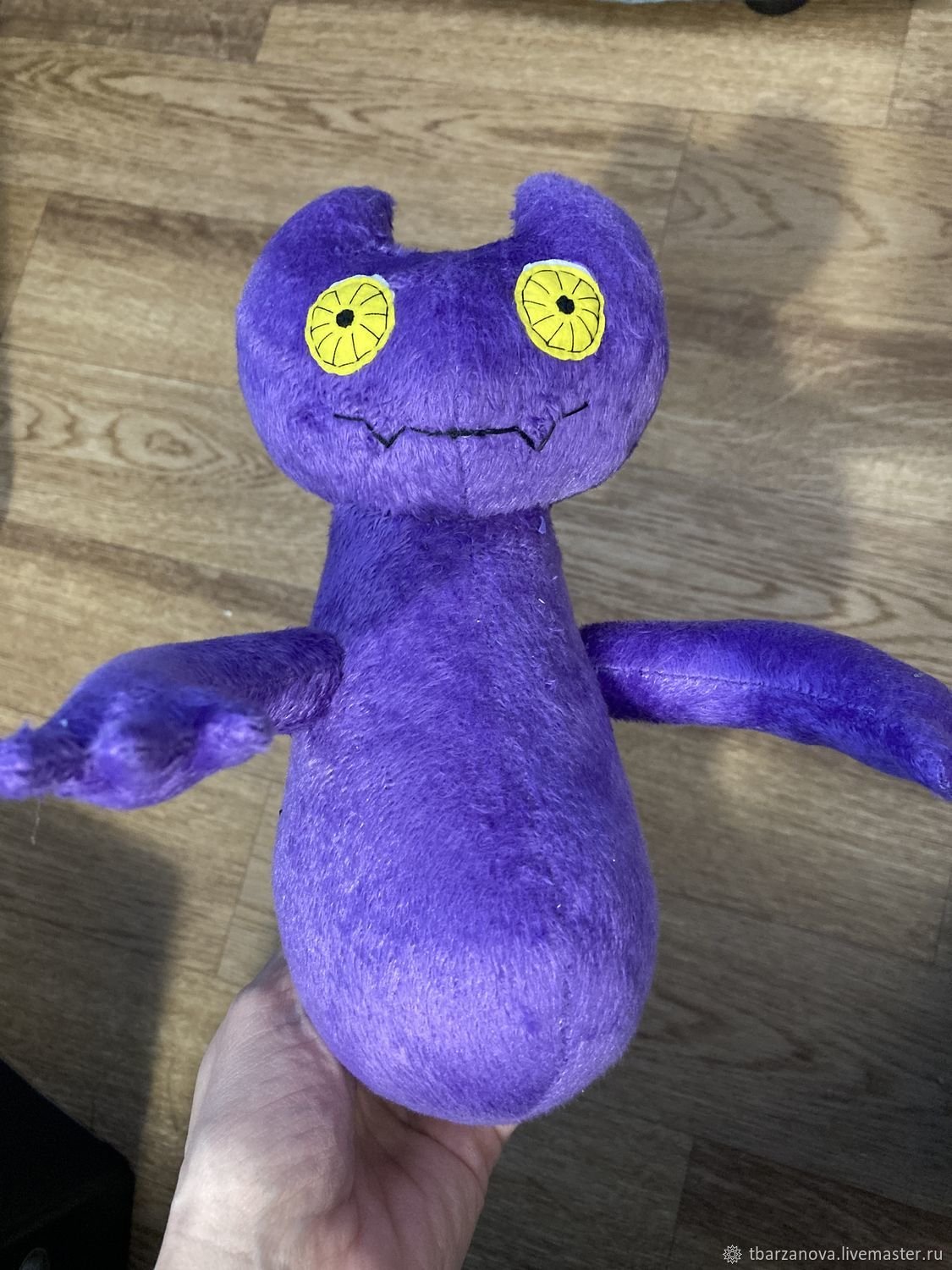 Покажи плюшевые игрушки в форме монстриков