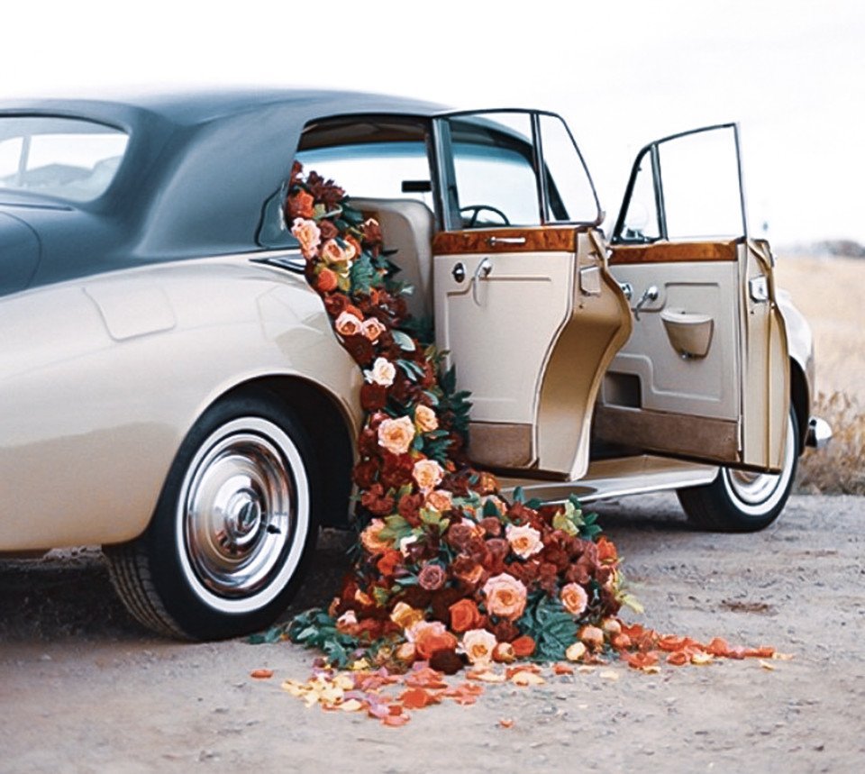 Ретро машина с цветами