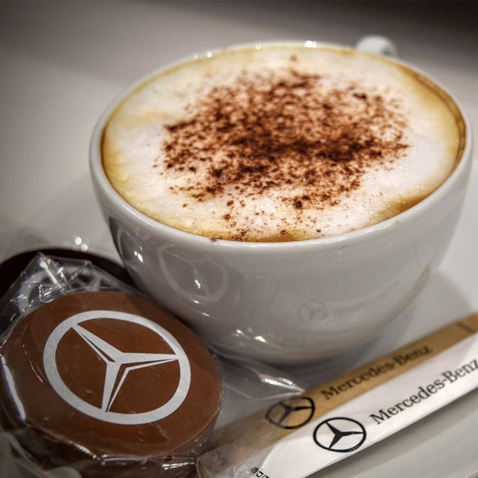 Автомобиль и чашка кофе