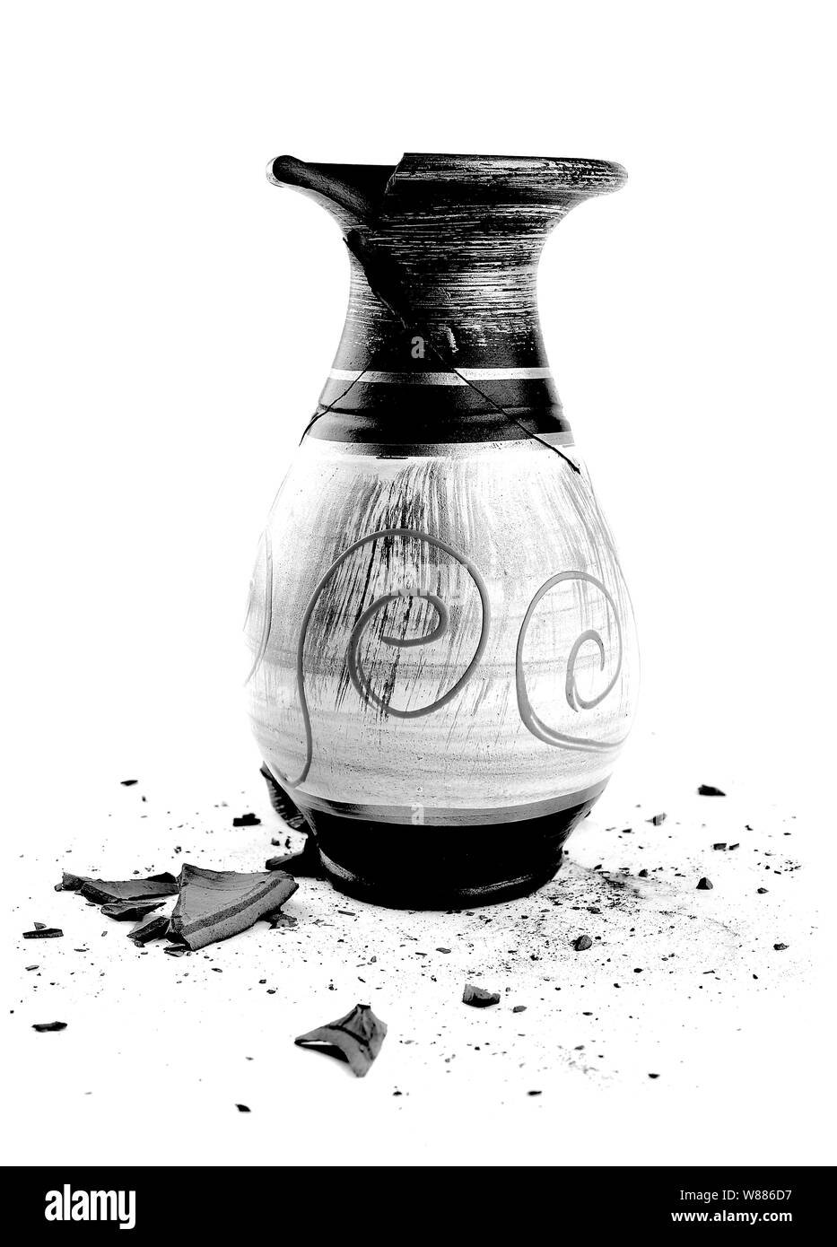 Разбитая ваза на белом фоне