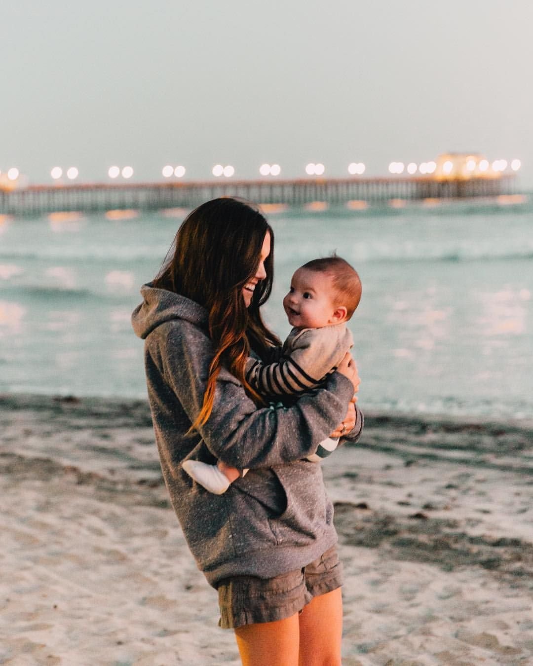 Фотосессия девушка с младенцем