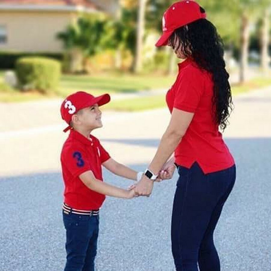 Девушка с сыном