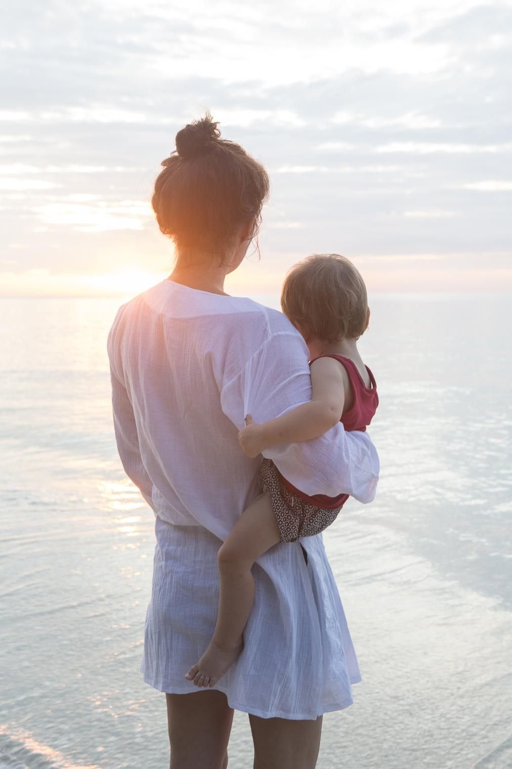 Девушка с ребенком на руках