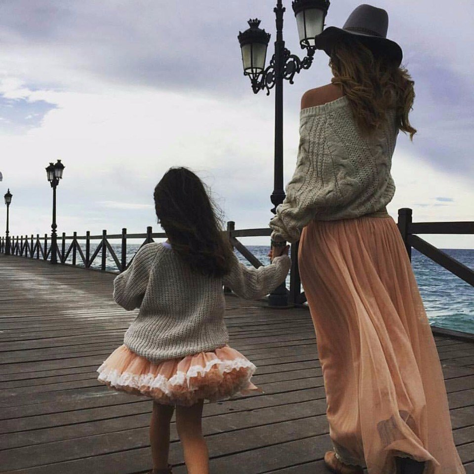 Мать и дочь со спины